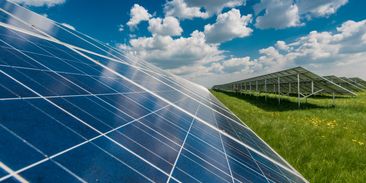 Soláry na střechách rychle přibývají, Česko se ale neobejde i bez velkých fotovoltaických parků