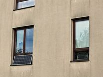 Balkonová fotovoltaika ušetří i tisíce korun ročně. Za provoz bez povolení ale hrozí tučná pokuta