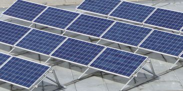 Firmy mohou zvýšit energetickou soběstačnost pomocí panelů na střechách