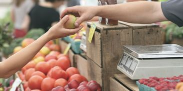 Nákup lokálních potravin podporuje místní ekonomiku a oživuje město