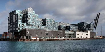 Skandinávská lekce architektury: solární škola místo průmyslového brownfieldu