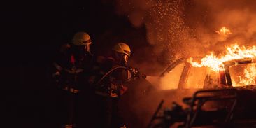 Jak často hoří v Česku elektromobily? Prozkoumali jsme data pojišťoven a hasičů