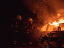 Další obří požár kvůli spalováku: policie potvrdila, že zkázu 1500 aut v Lutonu způsobil dieselový vůz