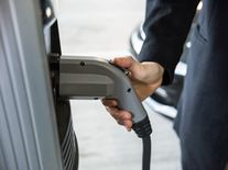 Ceny baterií padají. Elektromobily mohou dohnat ceny spalováků už za tři roky