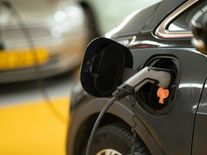 Až se dostaví Dukovany, Česko může omezit benzín i naftu a přejít na elektroauta