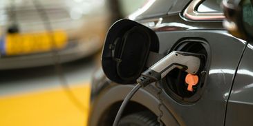 Až se dostaví Dukovany, Česko může omezit benzín i naftu a přejít na elektroauta