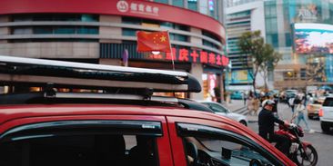 Popularita elektromobilů v Číně stoupla tak, že vyváží benzínová auta ven. Není o ně zájem