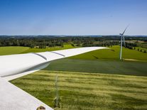 Foto: Výprava na střechu české energetiky. Větrné elektrárny si umí poradit i s bouřkou