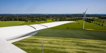 Foto: Výprava na střechu české energetiky. Větrné elektrárny si umí poradit i s bouřkou