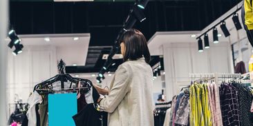 Fast fashion se vymkla kontrole. Influenceři za její propagaci dostávají „bídu"