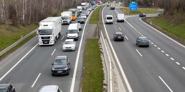 Snižte rychlost na dálnicích o 10 kilometrů, doporučují odborníci. Česko přitom plánuje opak