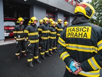 Uhasit elektromobil není problém, stačí voda. Aut se „spalovákem“ v Česku hoří šest denně