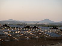 V severních Čechách vzniká největší bateriové úložiště s obřím solárním parkem