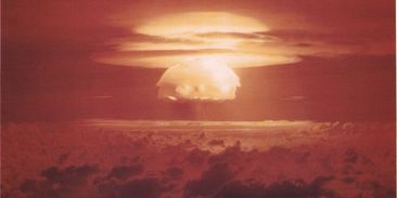 Následky jaderných testů dodnes odnášíme svým zdravím. Hrozba nukleární apokalypsy navíc stále trvá