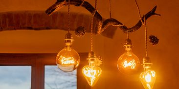 Elektřina od ledna zlevní. Část nákladů nově zaplatí stát