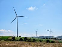 Při volbách se rozhodovalo i o větrných elektrárnách. Referenda dopadla půl na půl