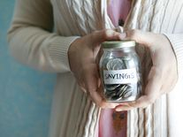 Po lednovém výkyvu ceny energií znovu klesají. Dodavatelé upravují ceníky