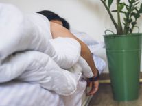 Vlivem horka se snížila délka spánku o 44 hodin. Je nutné hledat řešení, varují odborníci