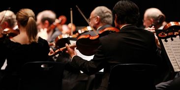 Švédský symfonický orchestr zakázal dirigentům i umělcům cesty letadlem