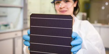 Levnější a lépe tvarovatelné solární panely přináší nový výzkum. Podílí se na něm i česká věda