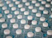 Necháváte balenou vodu v autě? Pozor, můžou se v ní množit bakterie