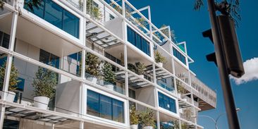 Vstříc obyvatelům města: nákupní dům pomůže zelenou fasádou a solárními panely 
