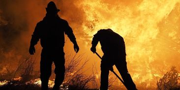 Hrdinové i celebrity v boji proti ohnivému peklu v Austrálii. Vláda propadá