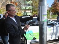 Nabíječka ukrytá v lampě. Brno spustilo první skrytou stanici v Česku