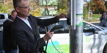 Nabíječka ukrytá v lampě. Brno spustilo první skrytou stanici v Česku