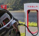 Éra benzinových aut končí. Elektromobily je v EU poprvé předstihly