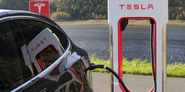 Éra benzinových aut končí. Elektromobily je v EU poprvé předstihly