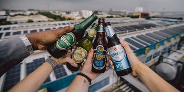 Heineken bere 25 % energie z obnovitelných zdrojů. Na zdraví!