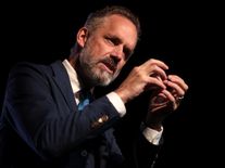 Od uklízení pokoje k zaneřádění planety: Jordan Peterson se stává hvězdou popíračů klimatu