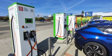 Ještě dostupnější elektromobilita: ČEZ během šesti měsíců zprovoznil téměř 100 nových nabíjecích stanic