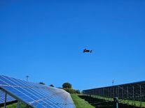 Kontrola ze vzduchu. Drony už bzučí i nad fotovoltaickými elektrárnami, odhalí až 16 typů závad