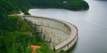 Velké vodní elektrárny víc škodí než pomáhají, tvrdí vědci. Znají ale cestu, jak udělat energii z vody ekologičtější