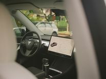 Autopilot Tesly nás vezl do zákazu. Kde dělá umělá inteligence v Praze chyby?
