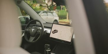 Autopilot Tesly nás vezl do zákazu. Kde dělá umělá inteligence v Praze chyby?