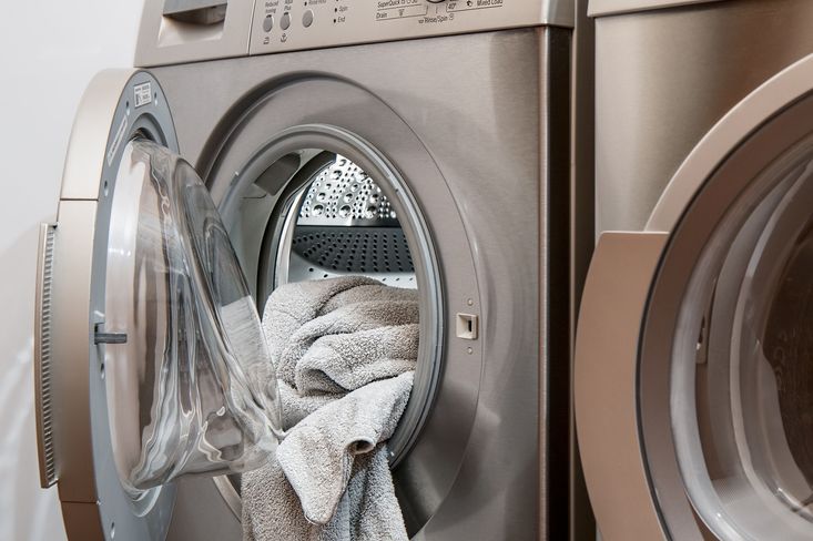 Moderní pračky disponují řadou chytrých funkcí, které pomáhají snížit spotřebu vody i elektřiny.