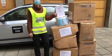 Pomoc v boji s koronavirem: ČEZ koupil sanitku, solárníci respirátory pro seniory