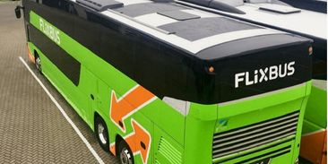 Solární autobus snižuje spotřebu nafty: energie slunce chladí nebo topí