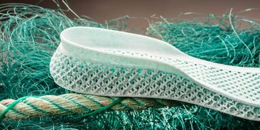 Adidas chce do roku 2020 používat na své boty pouze plastový odpad