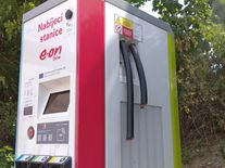 Vandalové ničí dobíječky pro elektromobily. Neštítí se je ani pomazat výkaly
