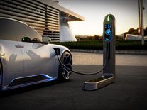 Obavy z nízké životnosti baterií elektromobilů jsou zbytečné, můžou vydržet dlouhé roky, říká vědec