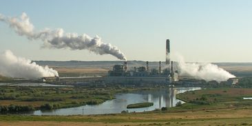 Uhelné elektrárny v USA padají jako domečky z karet - přes Trumpovu podporu