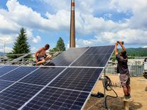 Solární sektor táhnou firmy, zájem domácností se propadl. Přibývá i velkých baterií