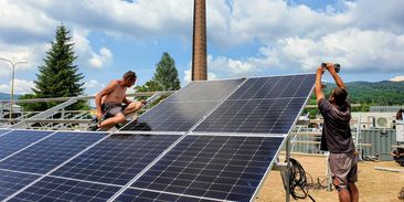 Solární sektor táhnou firmy, zájem domácností se propadl. Přibývá i velkých baterií