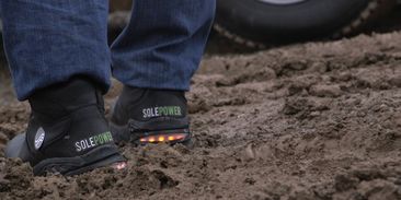 VIDEO: Chytré boty vyrábí energii s každým šlápnutím
