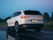 Zájem o elektromobilitu v Česku stoupá. U zákazníků vede Elroq a Enyaq