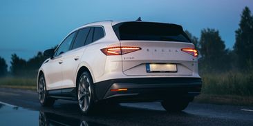 Zájem o elektromobilitu v Česku stoupá. U zákazníků vede Elroq a Enyaq